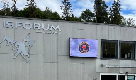 The facade screen on Jar Isforum, one of Pancake Media's first installations